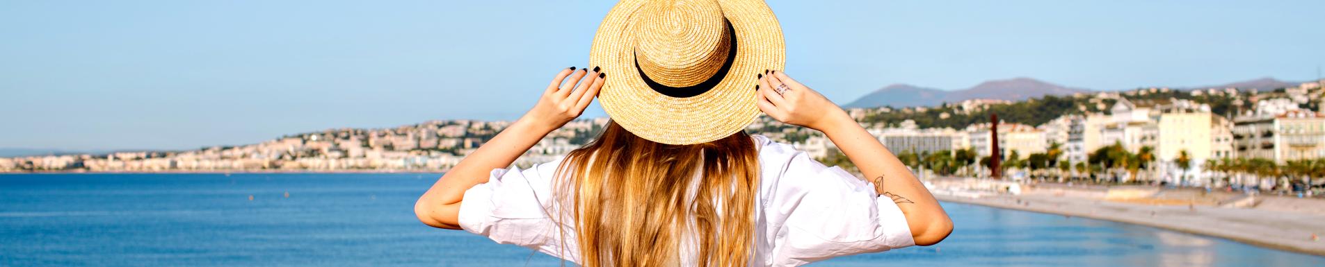 Jeune femme vue de dos à Cannes